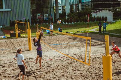 Plaża w centrum biznesu – Olivia Centre z nowymi boiskami do siatkówki