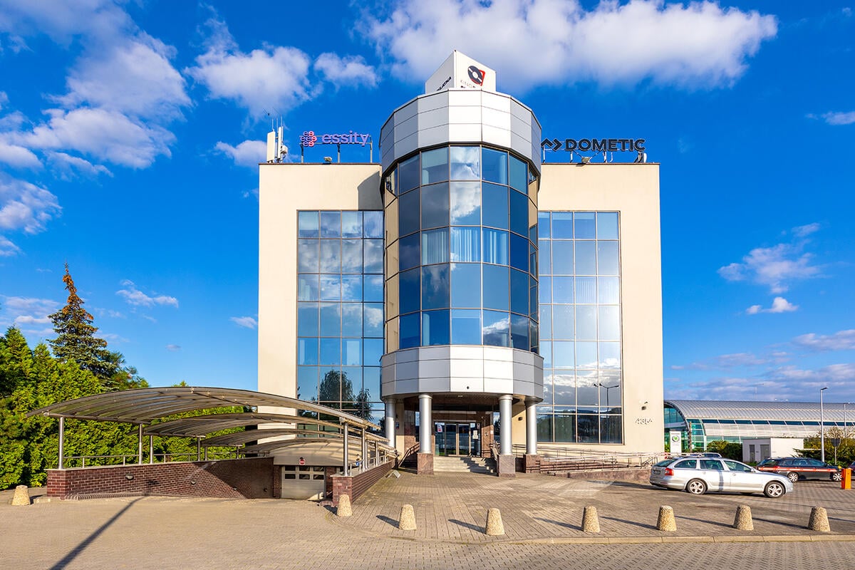 Rynek biurowy w Warszawie z silnym polskim kapitałem: Analiza sprzedaży budynku Lighthouse