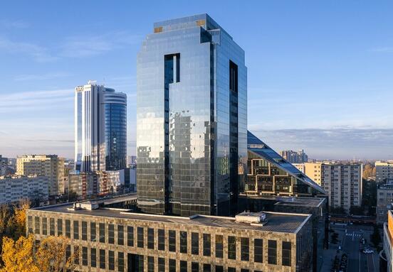 V Tower: Nowa powierzchnia biurowa premium w Warszawie wita pierwszego najemcę przed oficjalnym otwarciem